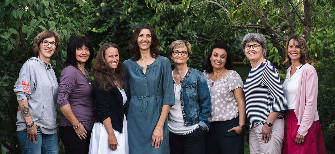 Die sieben Mitarbeiterinnen von cobicos und die Geschäftsführerin Birgit Corall im Garten