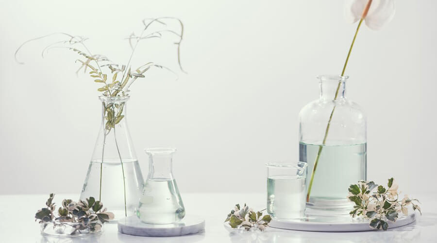 Hydrolate aus verschiedenen Blüten im Glas
