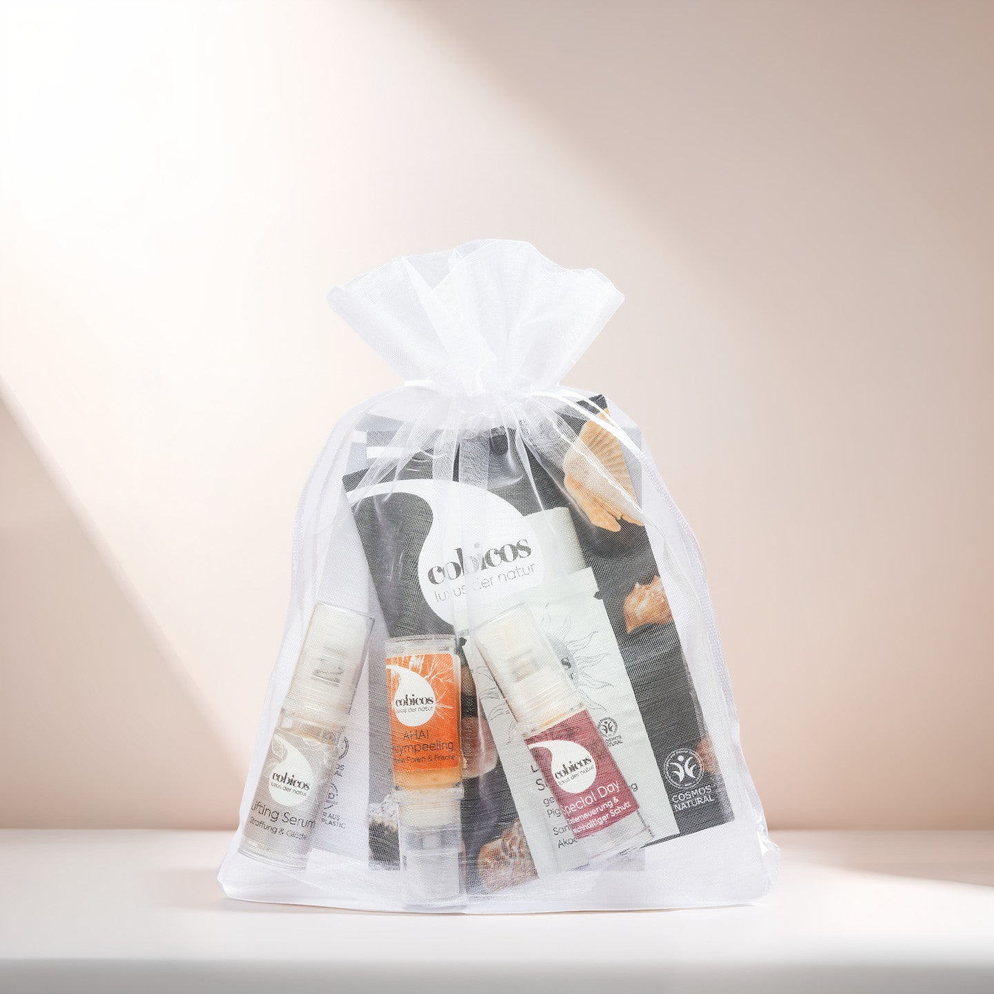 cobicos Probierset für trockene und anspruchsvolle Haut im weißen Organzabeutel mit verschiedenen Naturkosmetik-Minis