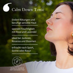 Junge Frau sprüht Gesicht ein – Calm Down Tonic lindert Rötungen und beruhigt sensible Haut. Ideal bei Rosacea und Juckreiz