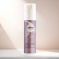 cobicos Luxury Night Nachtcreme im weißen 50 ml Airless-Spender aus OWP-Kunststoff mit Braille-Schrift auf dem Etikett