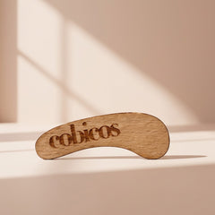 Holzspatel mit cobicos Logo halbrund vorne und hinten