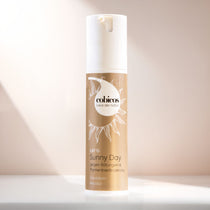 cobicos Sunny Day LSF 15 Tagescreme im weißen 30 ml OWP-Airless-Spender mit Braille-Schrift auf dem Etikett