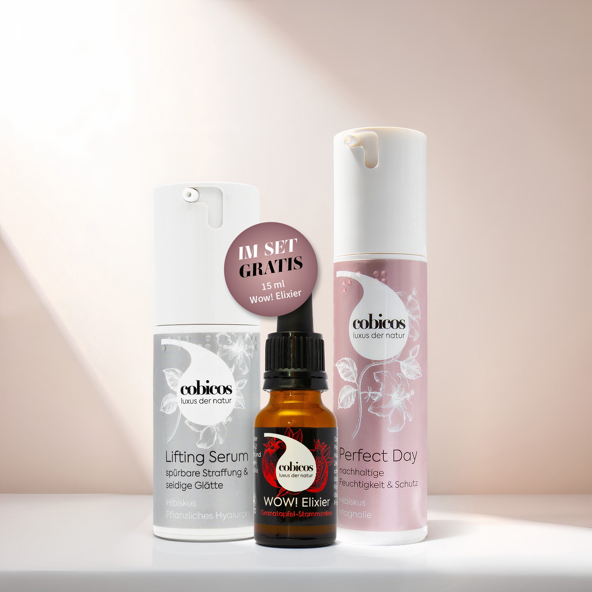 Happy Aging Pflegeset von cobicos mit Perfect Day Cream, Lifting Serum und gratis Wow! Elixier vor hellem, cleanem Hintergrund