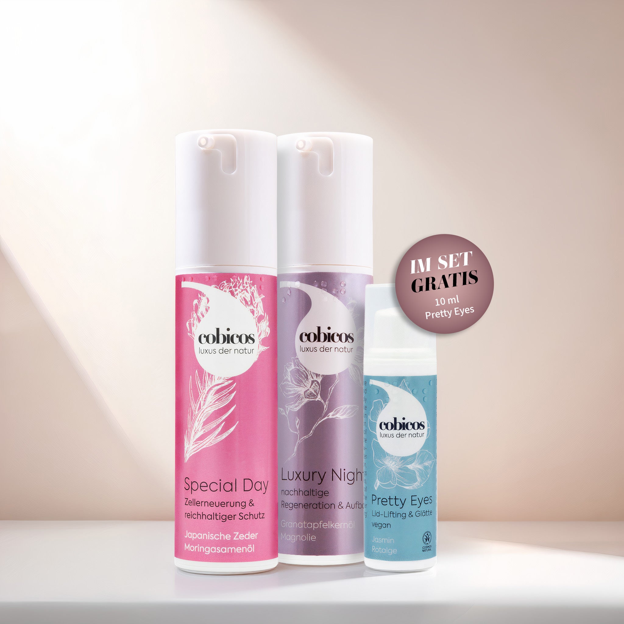 Renew Skin Pflegeset von cobicos mit Special Day Cream, Luxury Night Cream und gratis Pretty Eyes Cream vor hellem Hintergrund