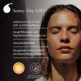 Frau mit sonnigem Teint – Sunny Day LSF17 schützt vor UV-Strahlung, beugt Rötungen und Pigmentveränderungen vor. Korallenfreundlich.